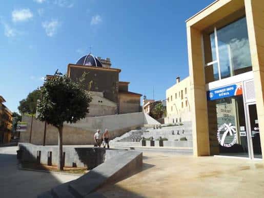 Vista de la Plaza del Consell con la oficina de turismo y la escalinata principal