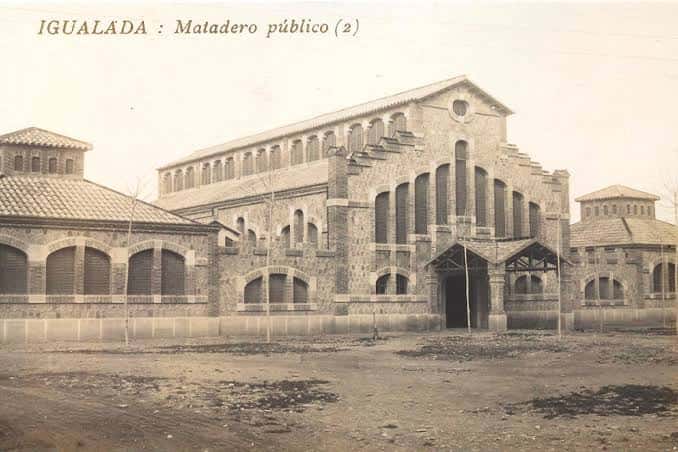 Vista histórica del Matadero Público de Igualada, mostrando su estructura original de piedra y arquitectura industrial del siglo XX