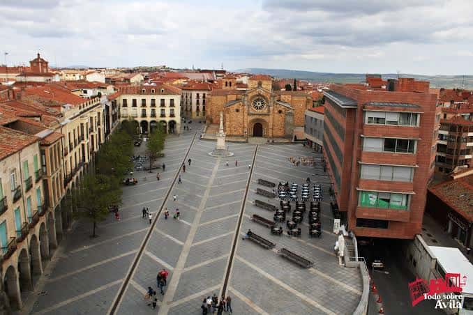 Vista panorámica de la Plaza de Santa Teresa en Ávila, con el Mercado Grande y la iglesia de Santa Teresa al fondo