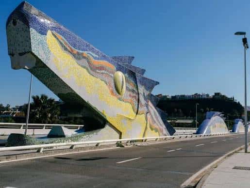 Puente del Dragón en Alcalá de Guadaíra con su característica escultura de dragón en mosaico