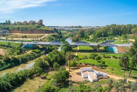 Vista panorámica del Puente del Dragón y el río Guadalquivir con el castillo al fondo