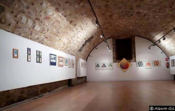 Interior de la sala de exposiciones con bóvedas de piedra y arte moderno