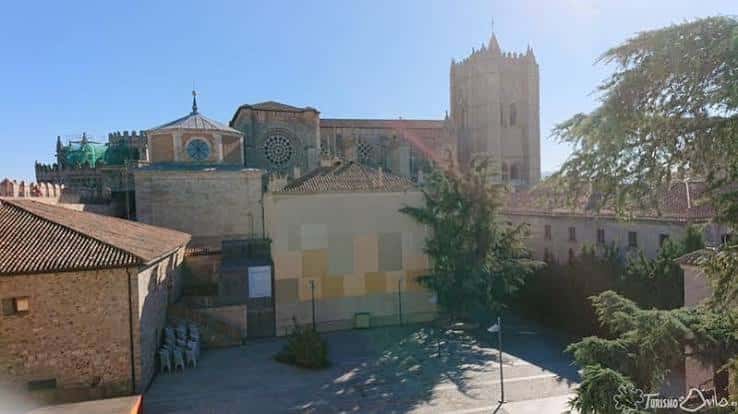 Vista panorámica del patio exterior con la Catedral de Ávila al fondo