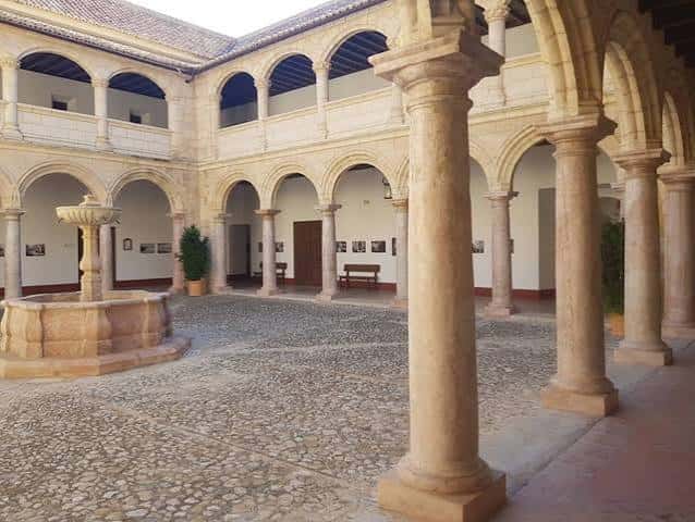 Patio interior con arcos y columnas de la Biblioteca Municipal de San Zoilo