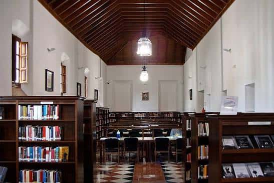 Sala de lectura con estanterías y techo de madera