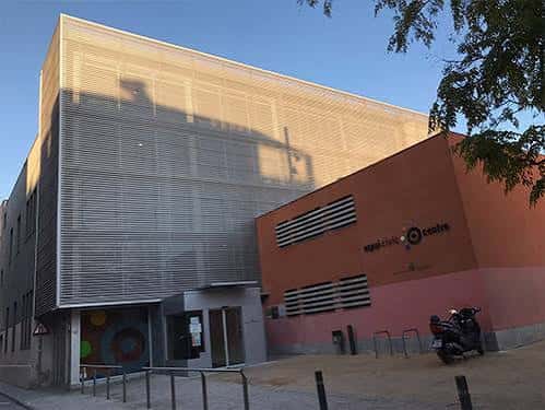 Vista exterior del Espai Cívic Centre con fachada moderna y tonos cálidos