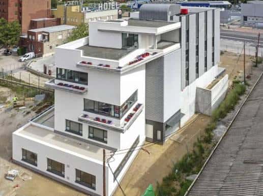 Vista aérea del edificio blanco del Espai Cívic Centre en su entorno urbano