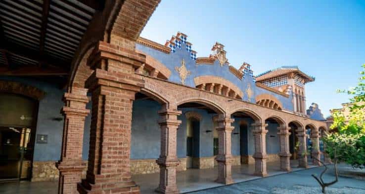 Fachada exterior del Museo de Tortosa con arcos de ladrillo y detalles cerámicos