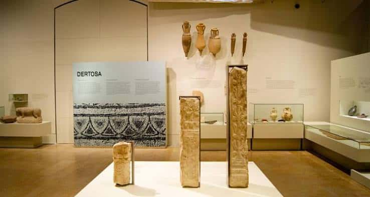 Fachada principal del Palacio de Polentinos con arco de entrada y escudos heráldicos en piedra