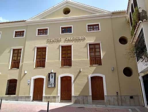 Teatro Calderón en la Plaza de las Comunidades Autónomas, mostrando su fachada clásica y entradas principales