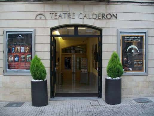 Fachada principal del Teatre Calderón con entrada y carteles de eventos