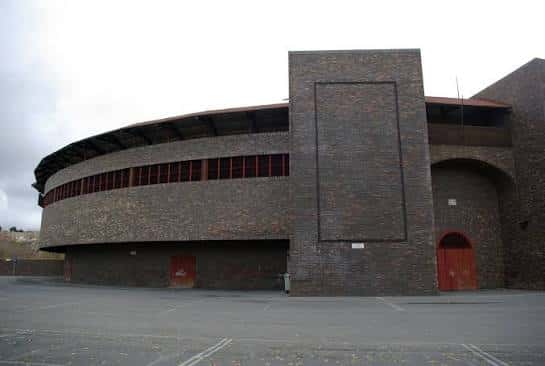 Ángulo lateral de la Plaza de Toros mostrando la estructura circular y ventanas superiores