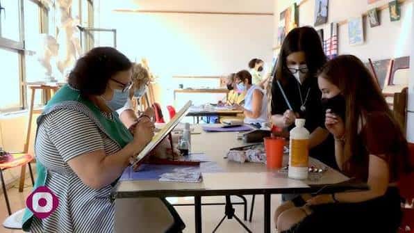 Taller de artes plásticas en el Centro Cultural Carmen Alborch, con participantes trabajando en sus obras