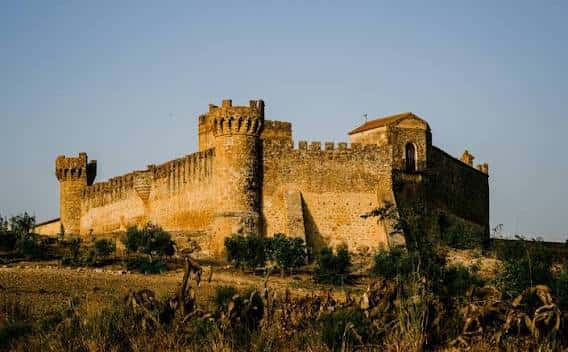 Vista panorámica del Palacio de Gandul con sus murallas medievales al atardecer