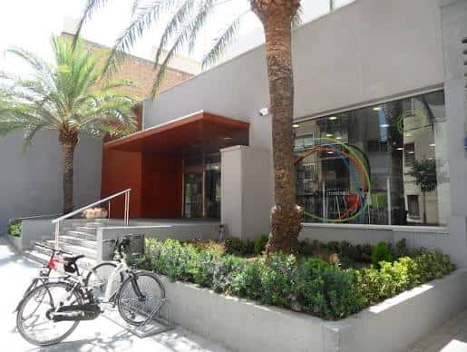 Fachada lateral del edificio con ventanales y bicicletas aparcadas