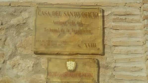 Placa conmemorativa de la Casa del Santo Oficio y Archivo Histórico Municipal en la fachada del edificio