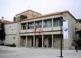 Fachada principal de la Biblioteca Pública Municipal José Jiménez Lozano con banderas