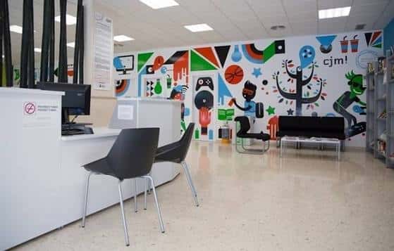 Recepción del centro con mural artístico y zona de espera