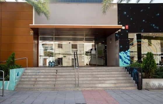 Fachada principal del edificio con escaleras de acceso