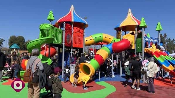 Zona de juegos infantiles con toboganes y estructuras coloridas en el Parque La Canaleta