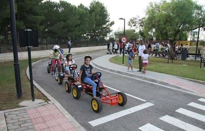 Niños conduciendo karts en la zona de tráfico del Parque La Canaleta