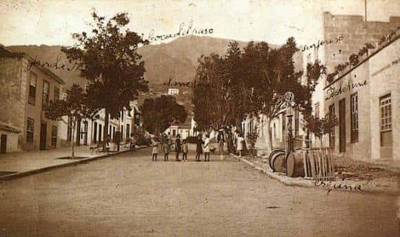 Calle Grande en Adeje a finales del siglo XIX con personas y carros en la vía