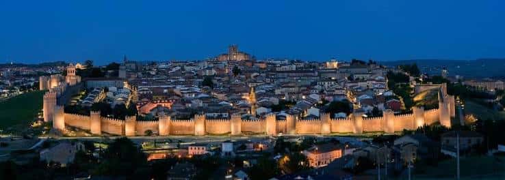 Vista panorámica nocturna de la Muralla de Ávila iluminada