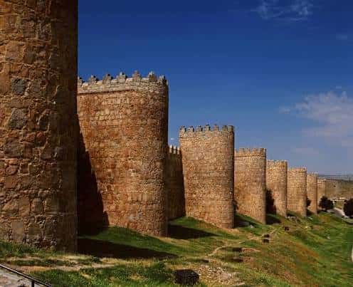 Detalle de las torres y almenas de la Muralla bajo cielo azul