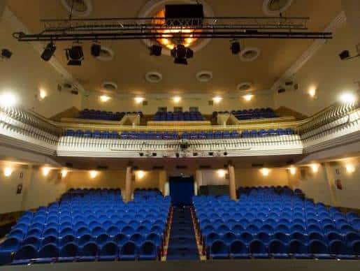 Interior del teatro con gradas, balcones y sistema de sonido y luces en el techo
