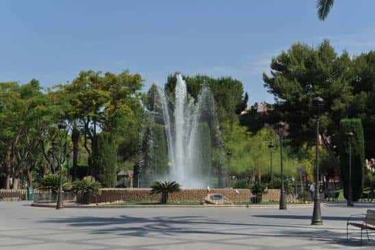 Fuente principal del parque con chorros de agua y entorno arbolado