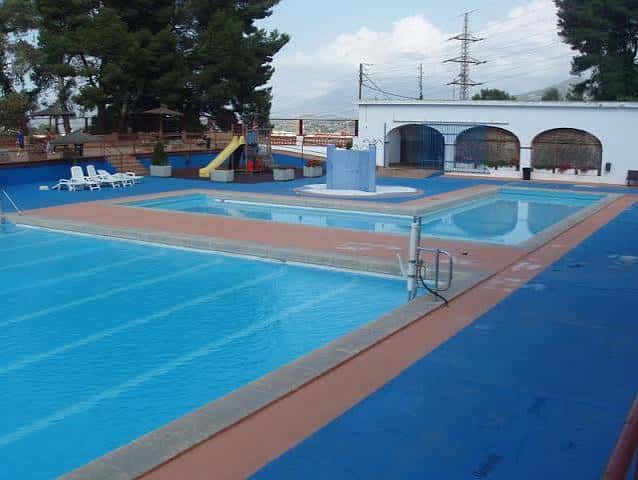 Vista general de las instalaciones de la piscina, mostrando la zona de saltos y la piscina de entrenamiento