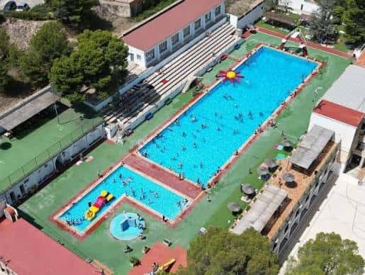 Vista aérea de las piscinas municipales mostrando la piscina principal y la zona de niños