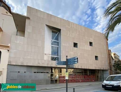 Fachada exterior moderna de la Biblioteca Marcel·lí Domingo en Tortosa