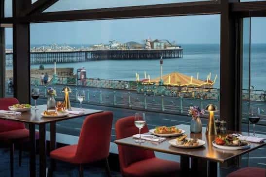 Sala de restaurante con vistas al mar y al muelle de Brighton