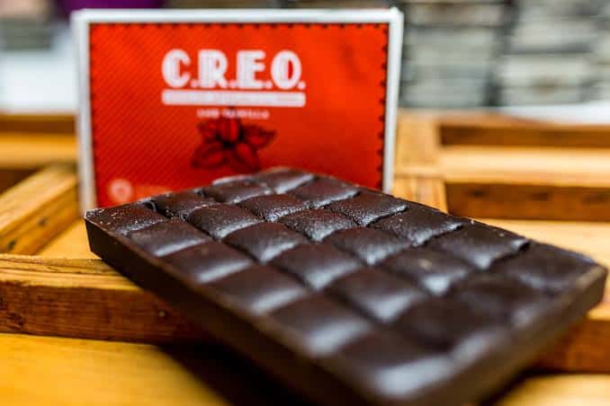 Barra de chocolate artesano CREO sobre una base de madera