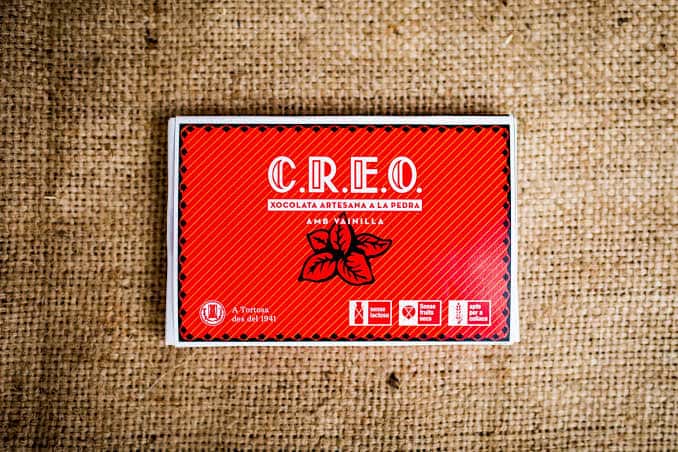 Empaque de chocolate CREO con vainilla sobre tela de yute