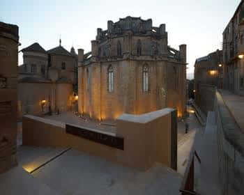 Plaza del Ábside al atardecer, mostrando la fachada iluminada de la Catedral de Tortosa