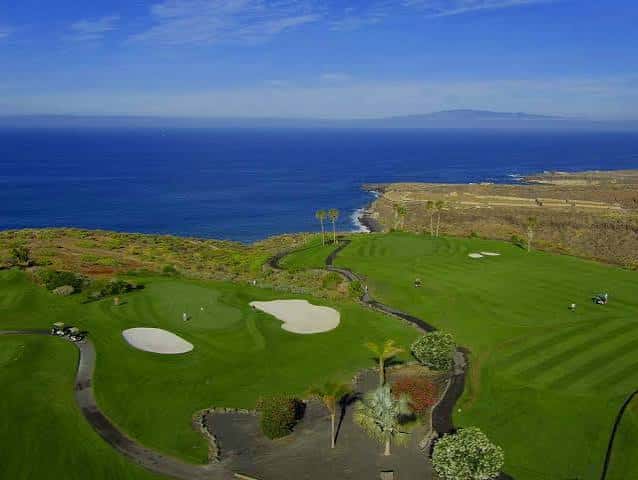 Vista aérea del campo de golf junto al mar con bunkers y caminos