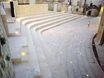 Plaza de l'Absis con gradas amplias y suelo con luces integradas, ideal para eventos al aire libre