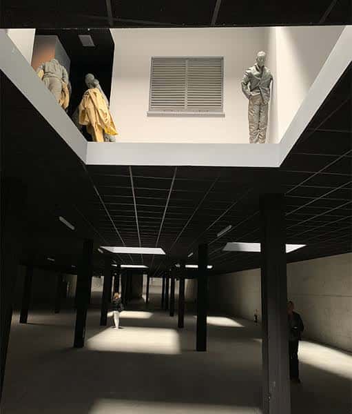 Espacio expositivo con esculturas en diferentes niveles