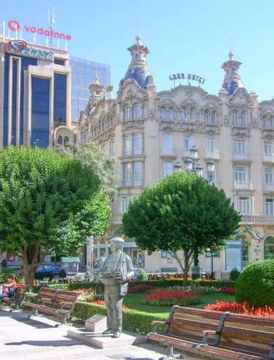 Vista diurna de la Plaza del Altozano con el Gran Hotel y jardines centrales