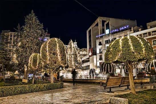Plaza del Altozano decorada con luces navideñas durante la noche