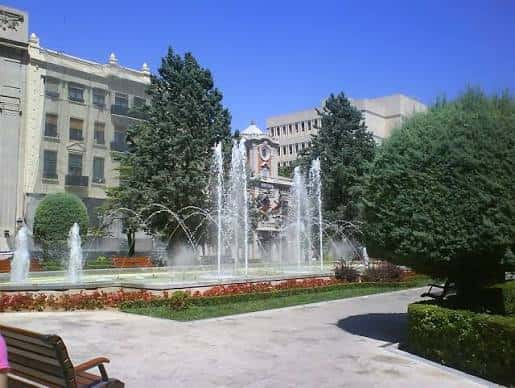 Fuente central de la Plaza del Altozano en un día soleado