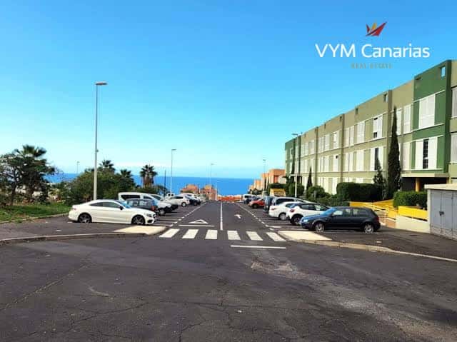 Parking exterior en zona residencial de Adeje con vista al mar