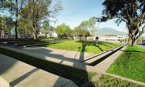Espacio abierto con escalinatas y césped, ideal para actividades culturales o reuniones