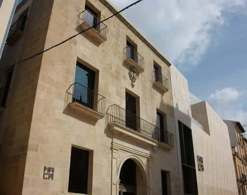 Fachada histórica del MACA con detalles arquitectónicos clásicos