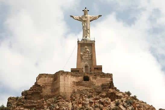 Detalle del Cristo del Monteagudo sobre las ruinas del castillo