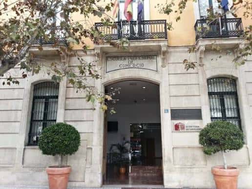 Fachada de la Escuela Profesional de Comercio en la sede universitaria