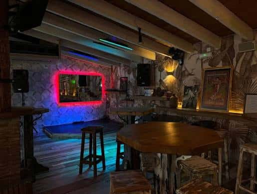 Interior del local Rebeldía Blues con ambiente de música en vivo