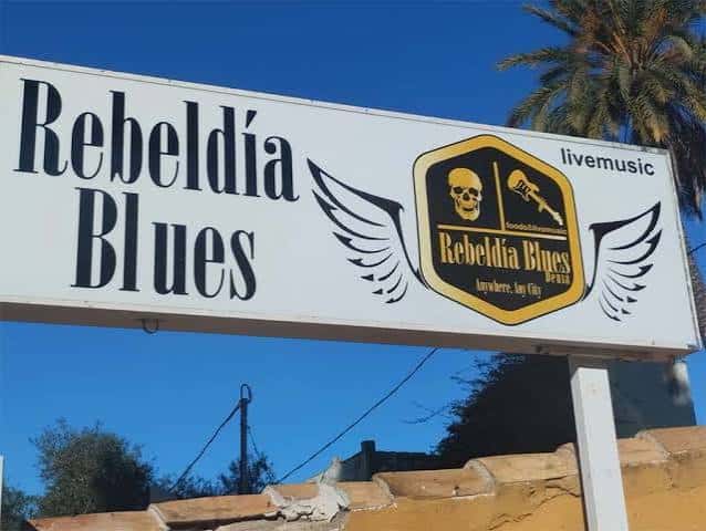 Señal exterior del local Rebeldía Blues en Dénia